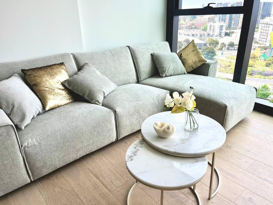 Luxury 3 Bed 2 Bath + car park at Melbourne Square