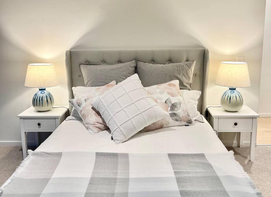 Luxury 3 Bed 2 Bath + car park at Melbourne Square