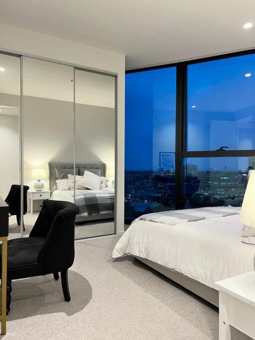 Luxury 3 Bed 2 Bath + car park at Melbourne Square