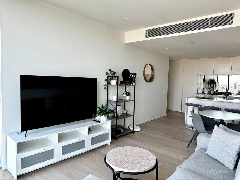 Luxury 3 Bed 2 Bath + car park at Melbourne Square
