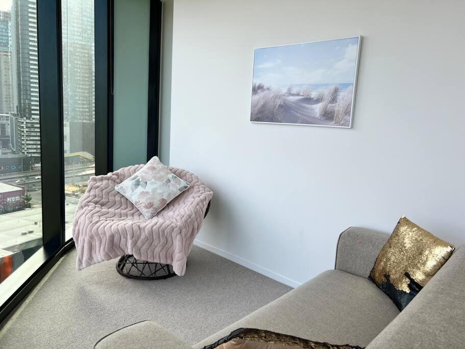 Luxury 3 Bed 2 Bath + car park at Melbourne Square