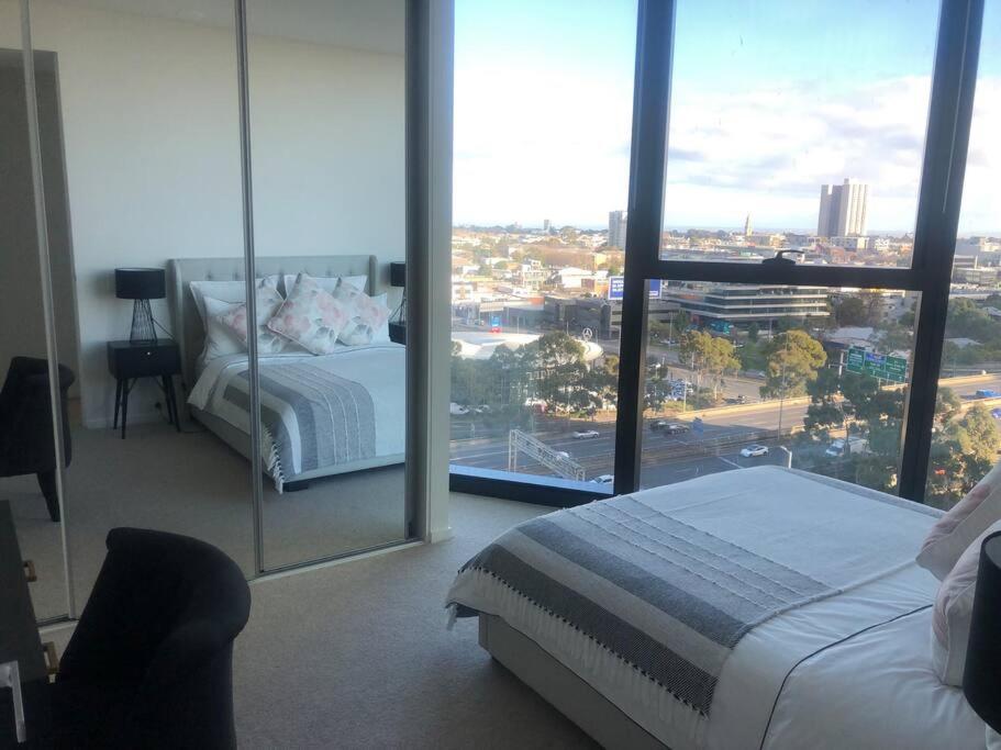 Luxury 3 Bed 2 Bath + car park at Melbourne Square