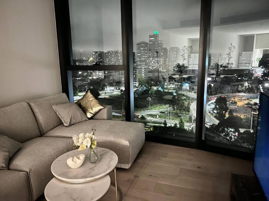 Luxury 3 Bed 2 Bath + car park at Melbourne Square