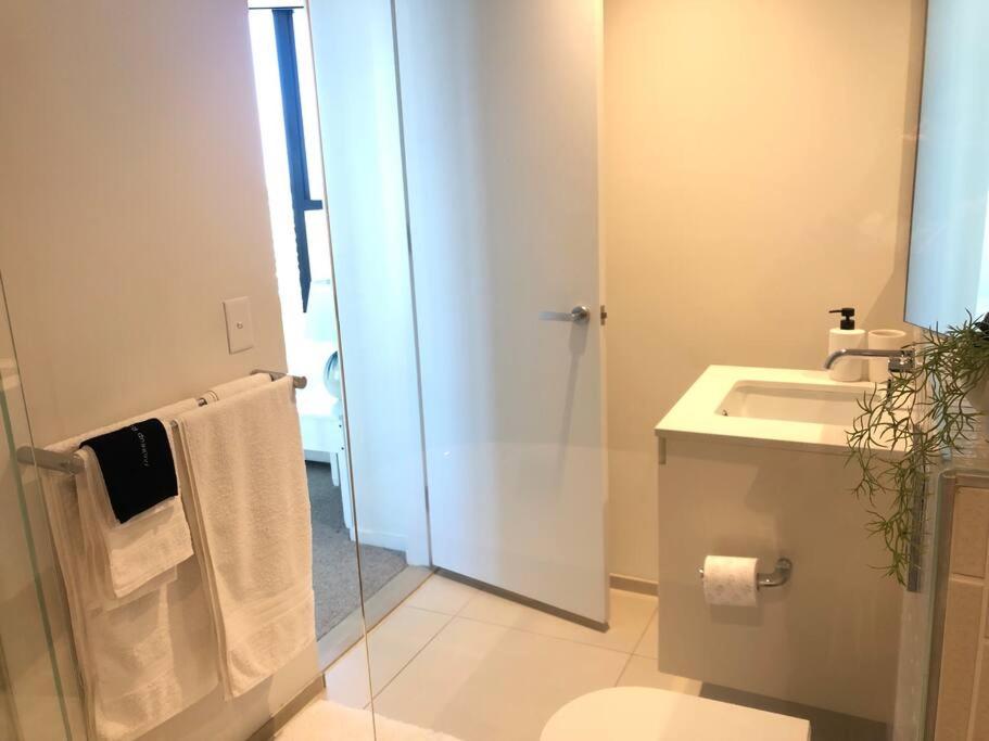 Luxury 3 Bed 2 Bath + car park at Melbourne Square
