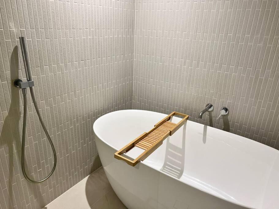 Luxury 3 Bed 2 Bath + car park at Melbourne Square