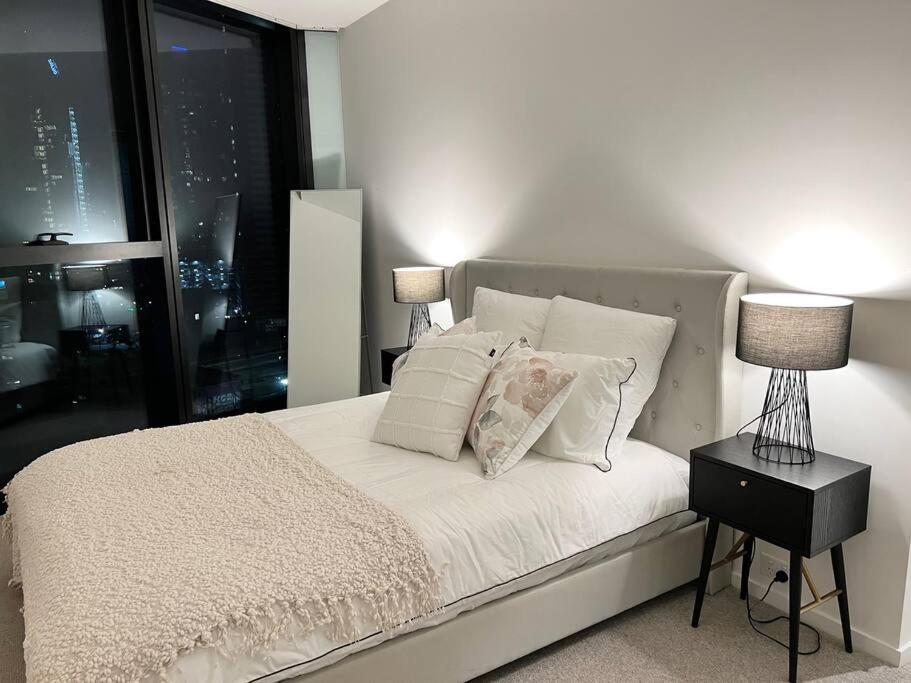Luxury 3 Bed 2 Bath + car park at Melbourne Square