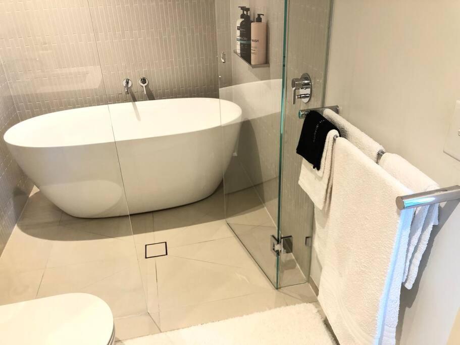 Luxury 3 Bed 2 Bath + car park at Melbourne Square