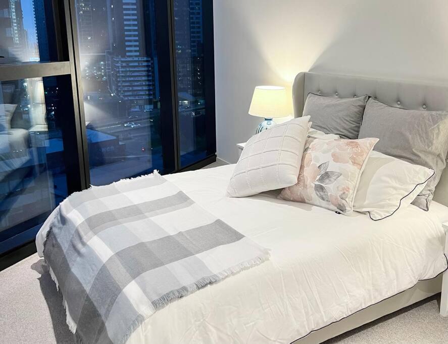 Luxury 3 Bed 2 Bath + car park at Melbourne Square