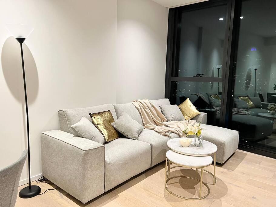 Luxury 3 Bed 2 Bath + car park at Melbourne Square