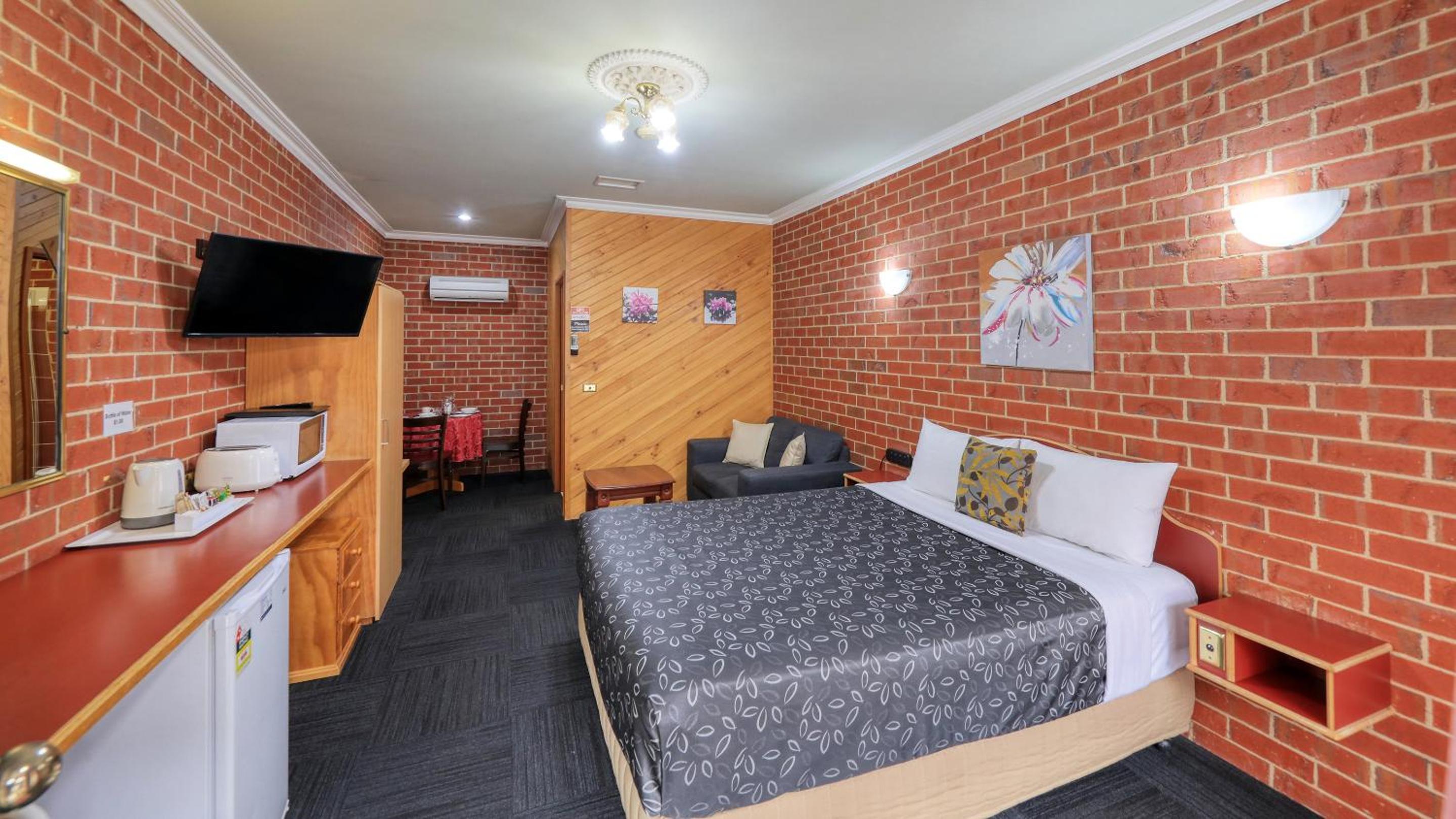 Elms Motor Inn