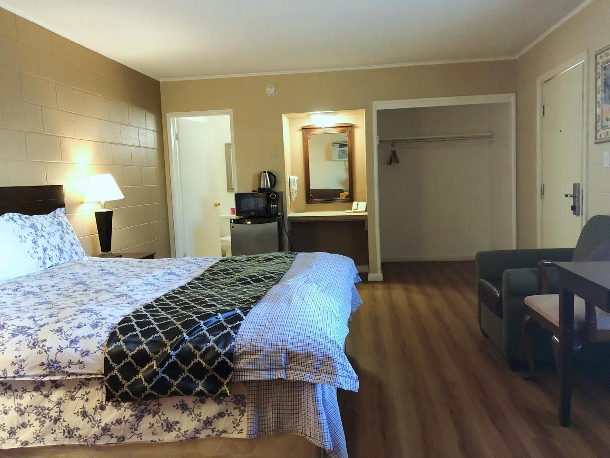 Hemet Vacations - Royal Inn and Suites - Property Image 13
