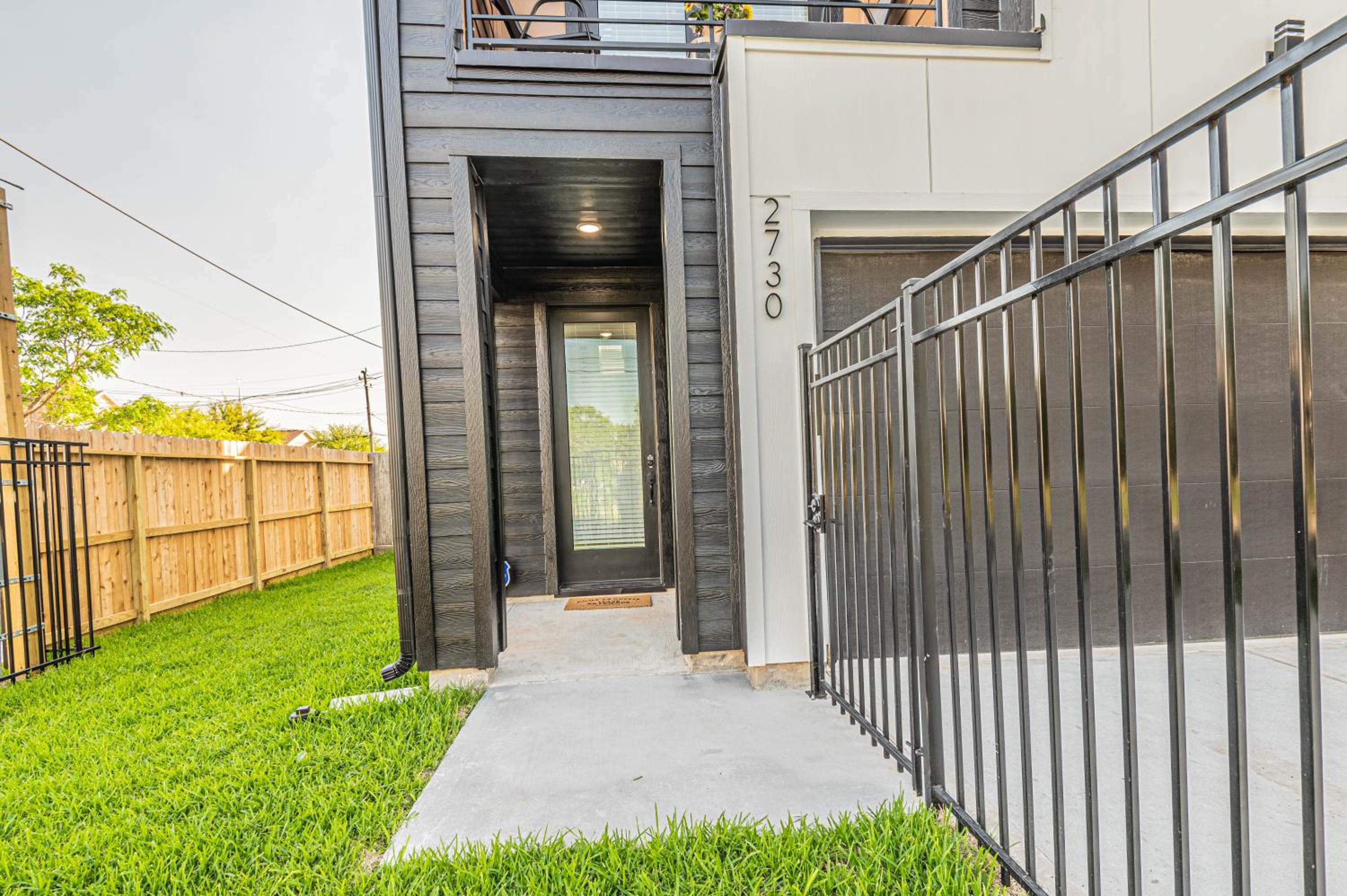 Modern Luxury retreat in downtown view 2