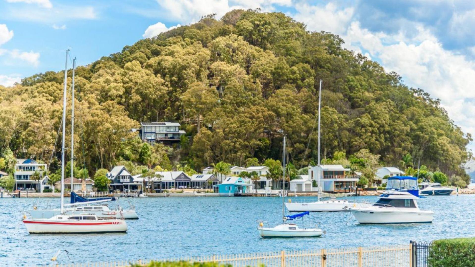 Watersea By The Bay Unit 2, waterfront, walk to shop&restaurants