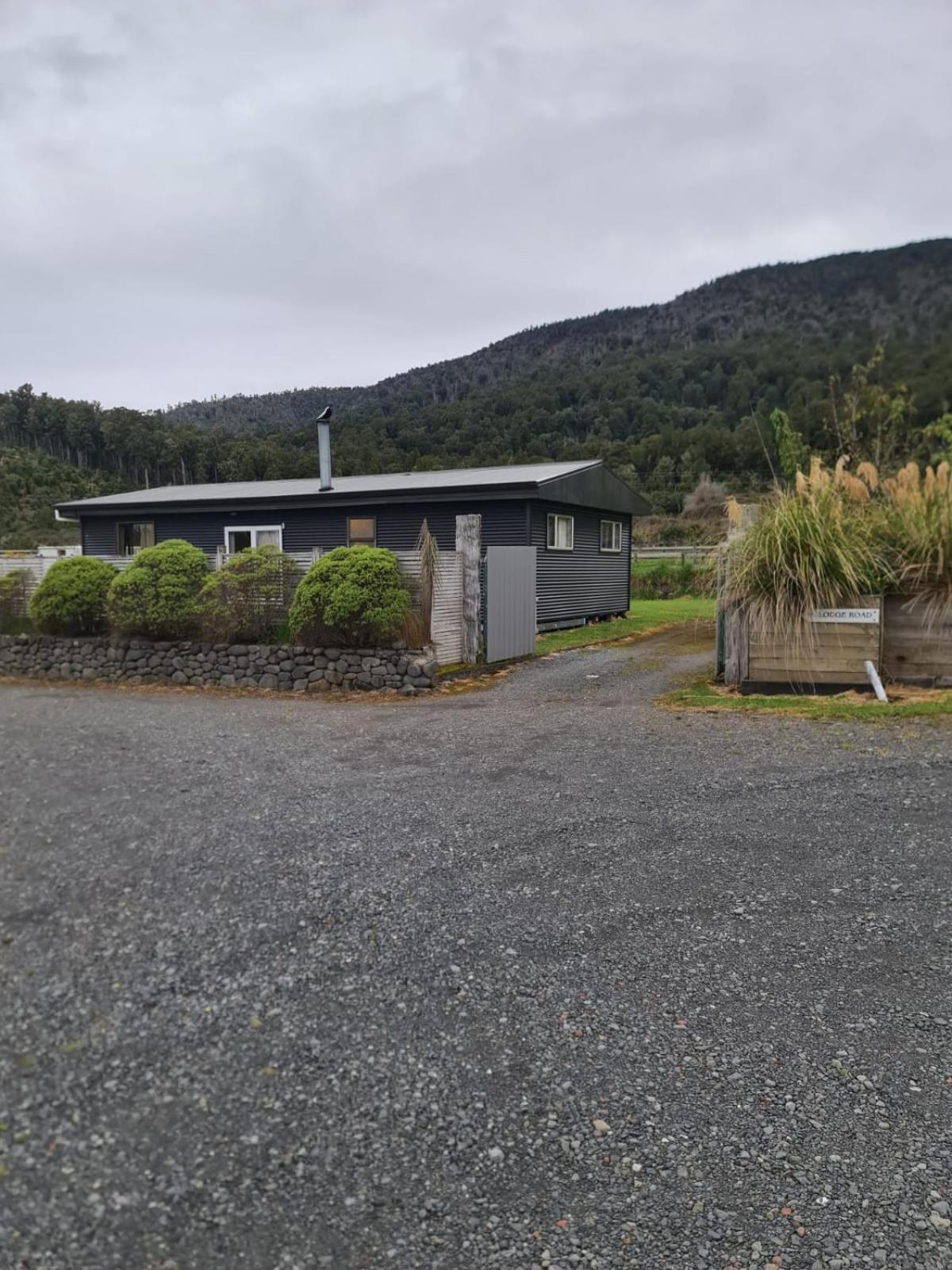 The Crossing Lodge & Backpackers