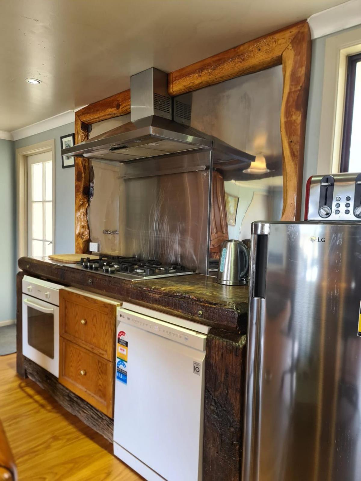 The Crossing Lodge & Backpackers