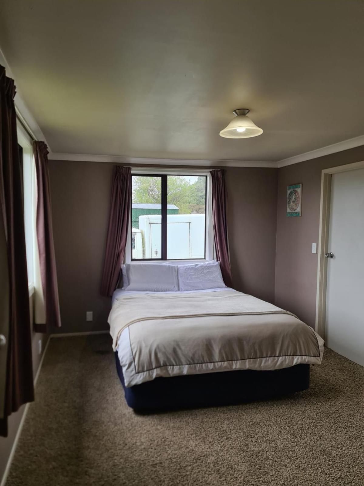 The Crossing Lodge & Backpackers