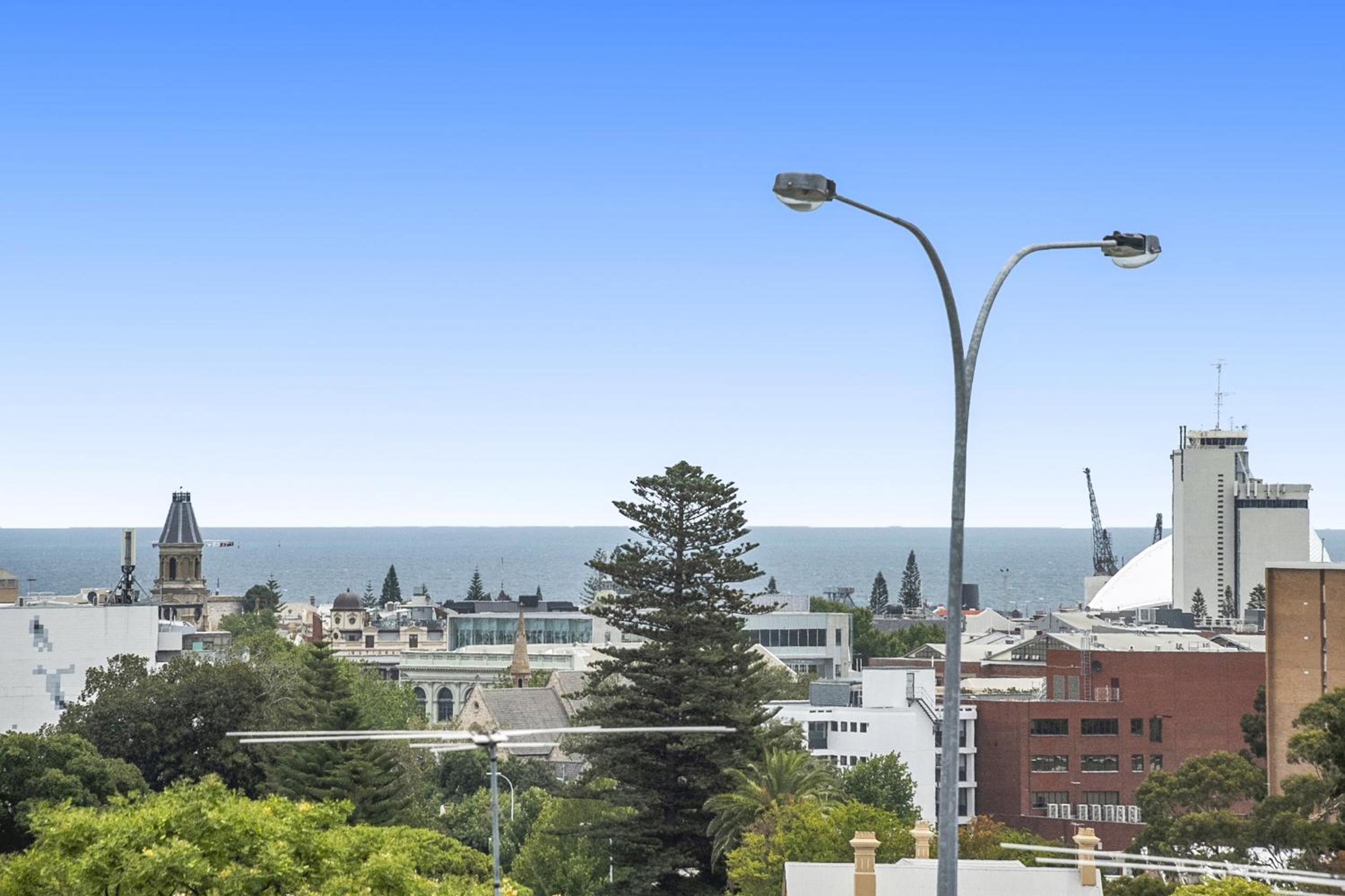 Apartment 201 - Fremantle studio apartment with ocean and harbour views view 4