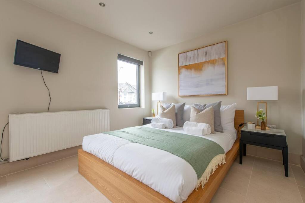 Elegant 1-BR Retreat in Ilford Centre Ley view 5