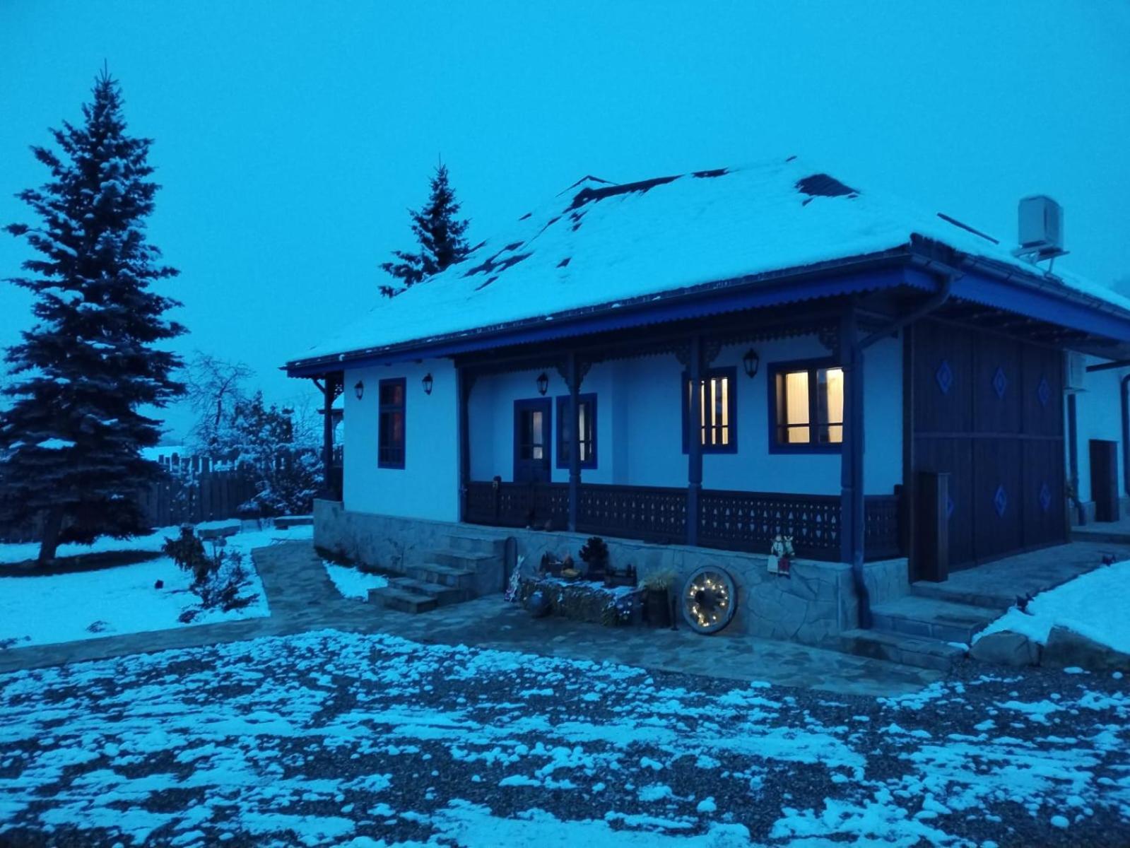 MAGNETIC HOUSE