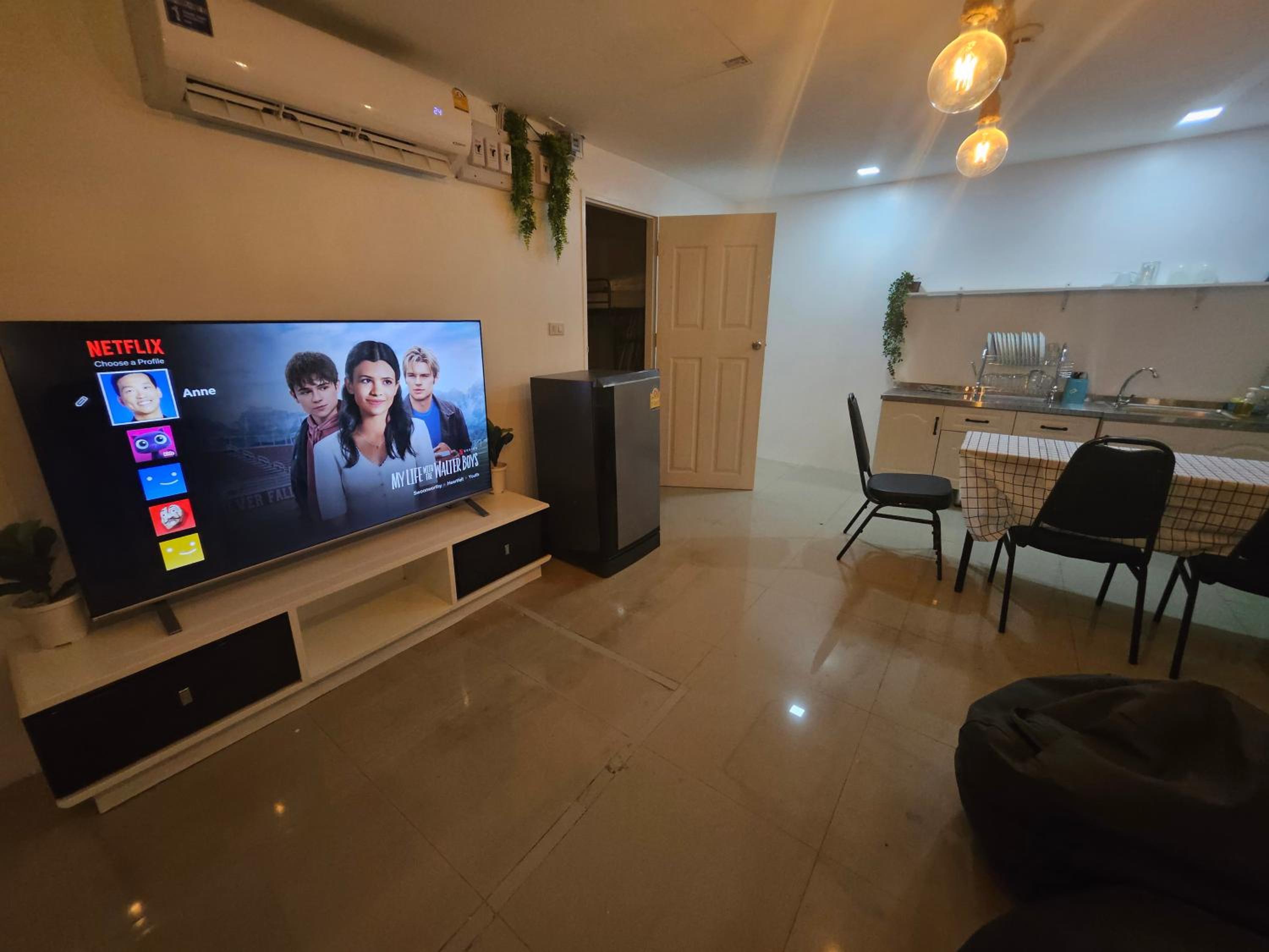 Jomtien Beach Hostel - Soi 7 Prime Spot - 200m to Beach next to Food Market