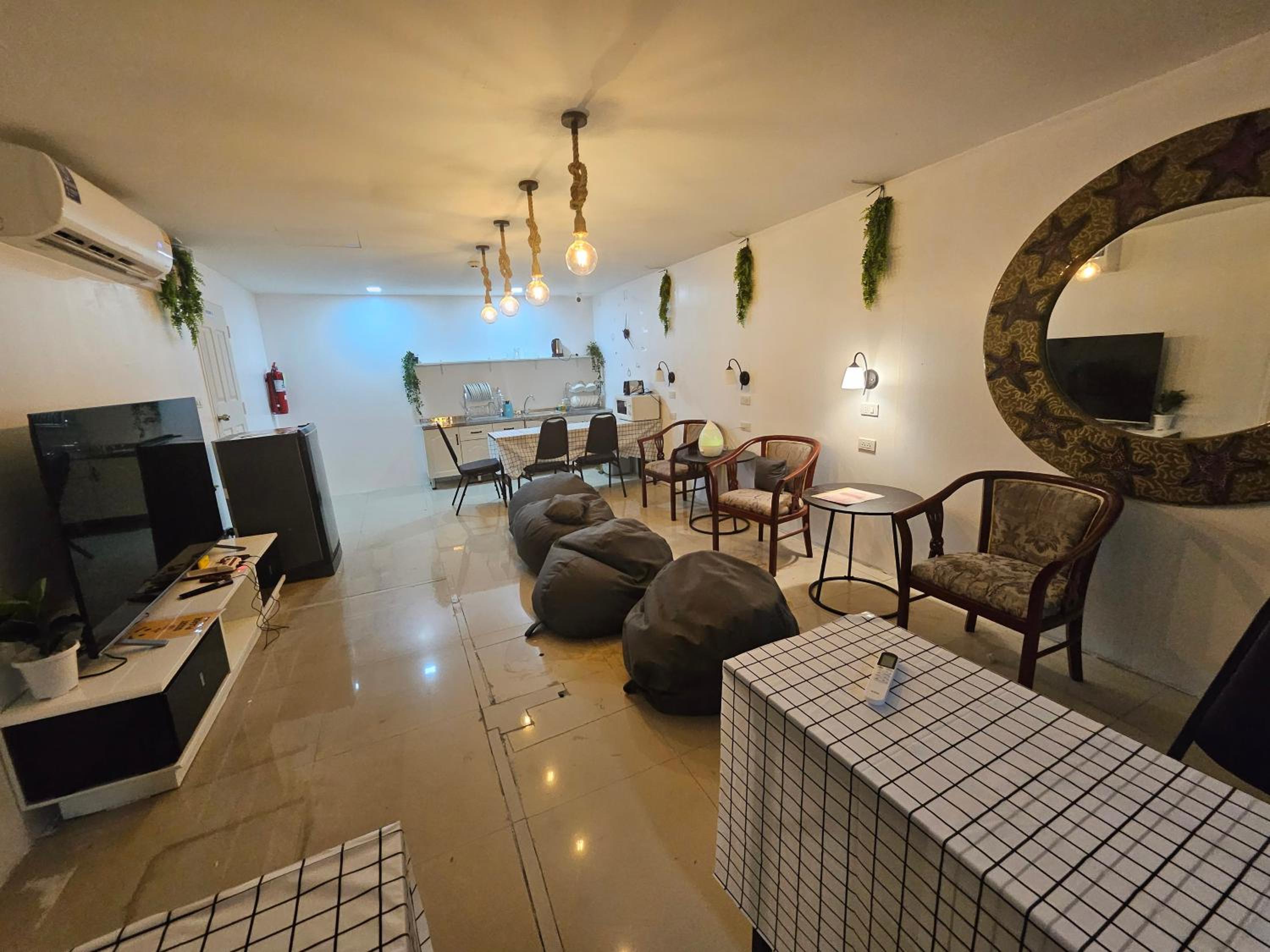 Jomtien Beach Hostel - Soi 7 Prime Spot - 200m to Beach next to Food Market