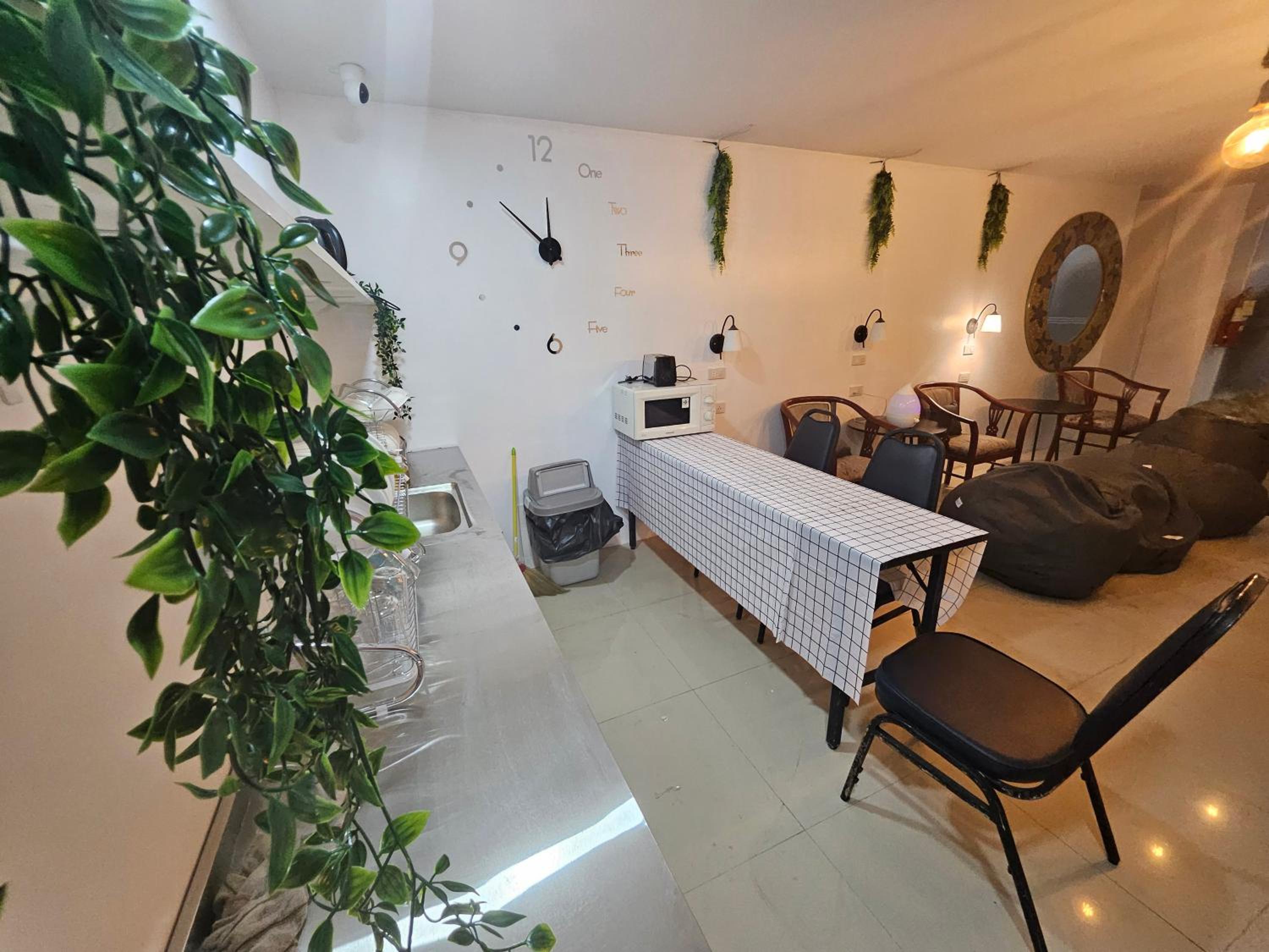 Jomtien Beach Hostel - Soi 7 Prime Spot - 200m to Beach next to Food Market
