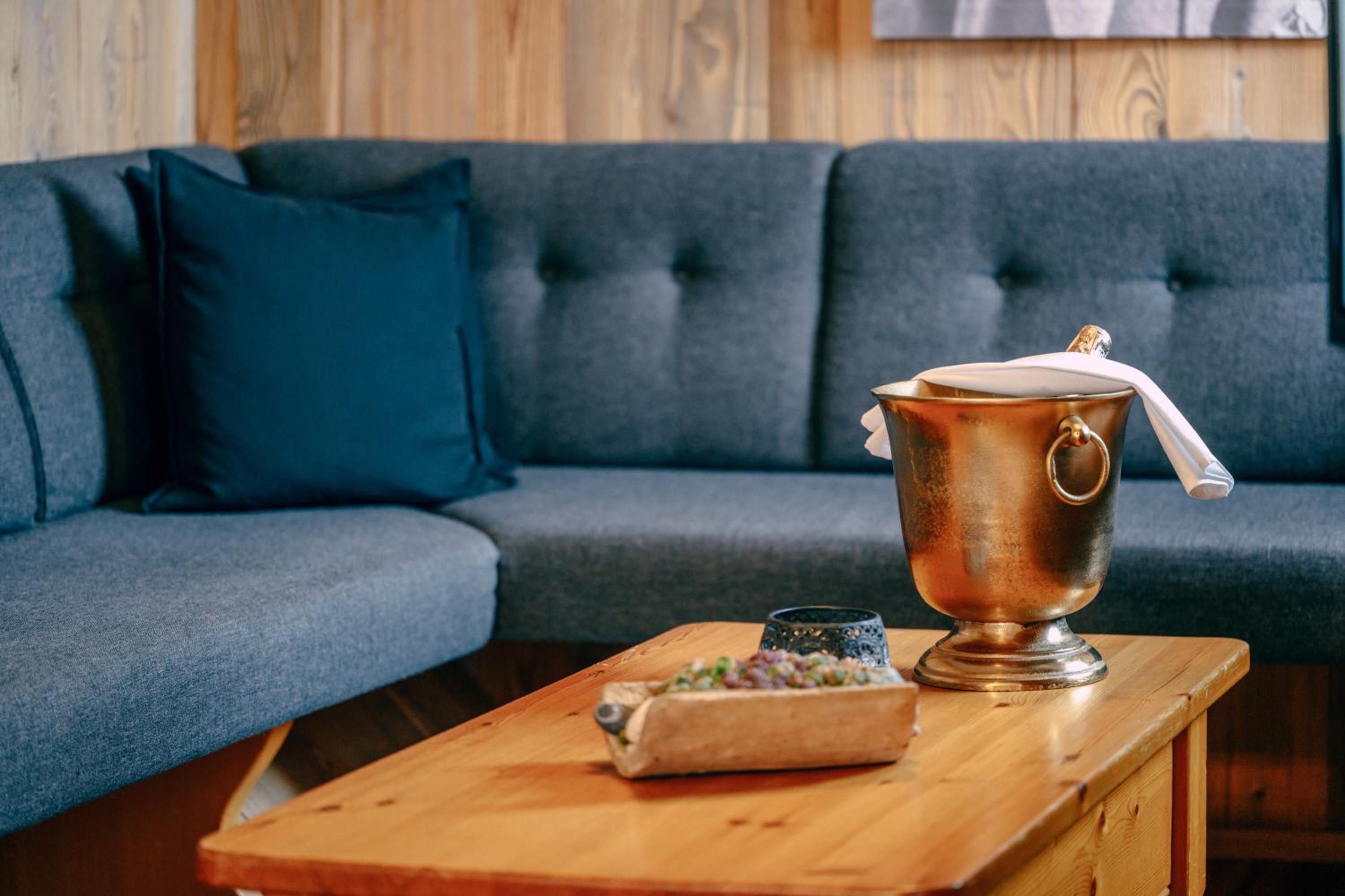 Chalet-Apartment für 9 bis 10 Personen zentral & ruhig 2 Min zur Galzigbahn Sankt Anton