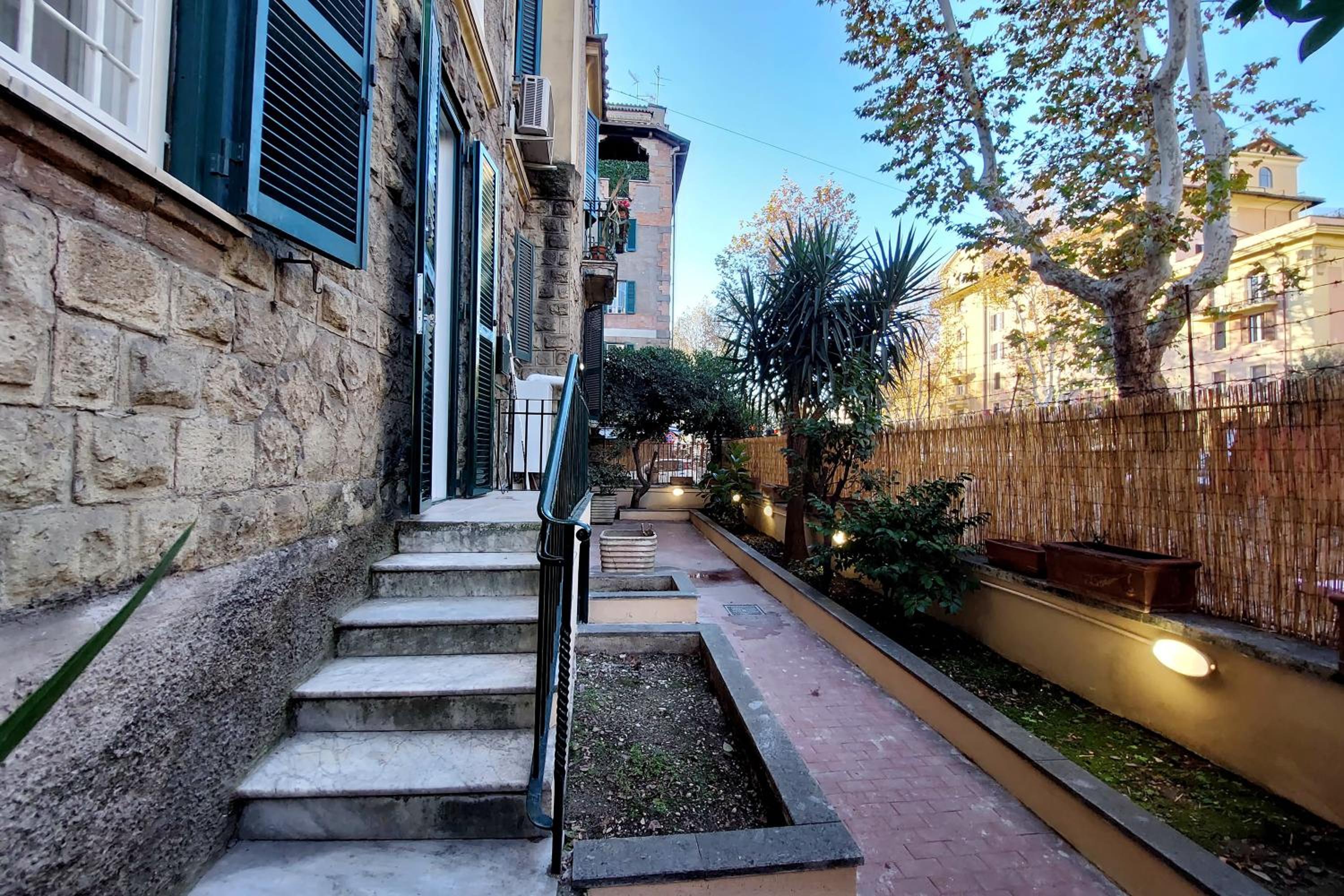 YCH-Brand new Vatican flat with terrace