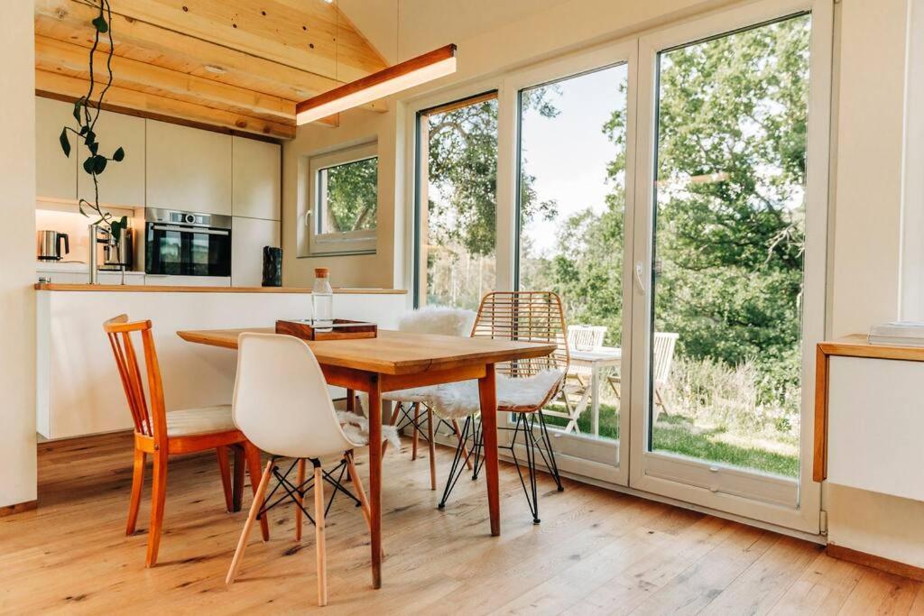 Tinyhouse Minimalus Panorama Schlafloft im Grünen