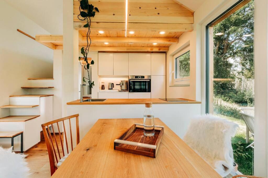 Tinyhouse Minimalus Panorama Schlafloft im Grünen