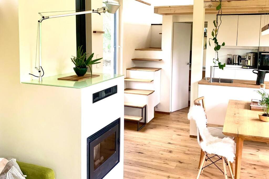 Tinyhouse Minimalus Panorama Schlafloft im Grünen