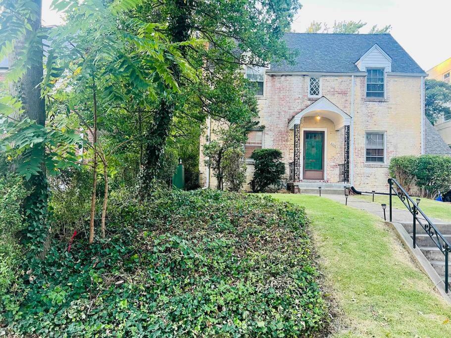 Lux 4 Bed Home w/ Parking Walk to Bethesda Metro!