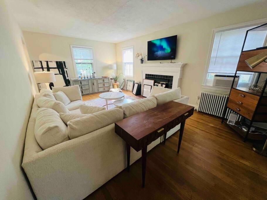 Lux 4 Bed Home w/ Parking Walk to Bethesda Metro!
