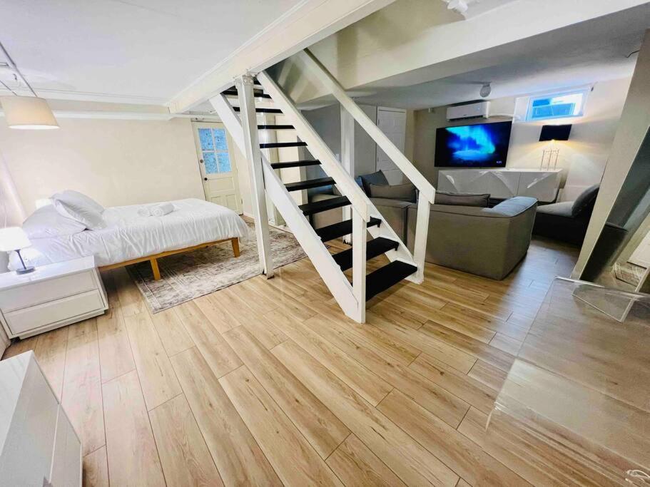 Lux 4 Bed Home w/ Parking Walk to Bethesda Metro!