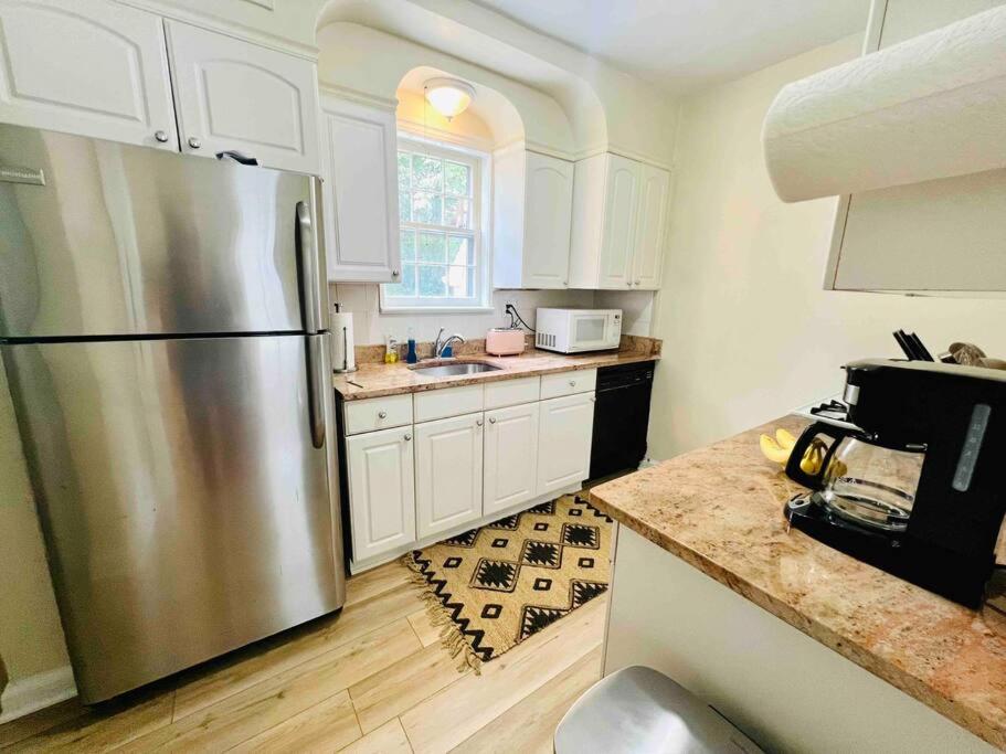 Lux 4 Bed Home w/ Parking Walk to Bethesda Metro!