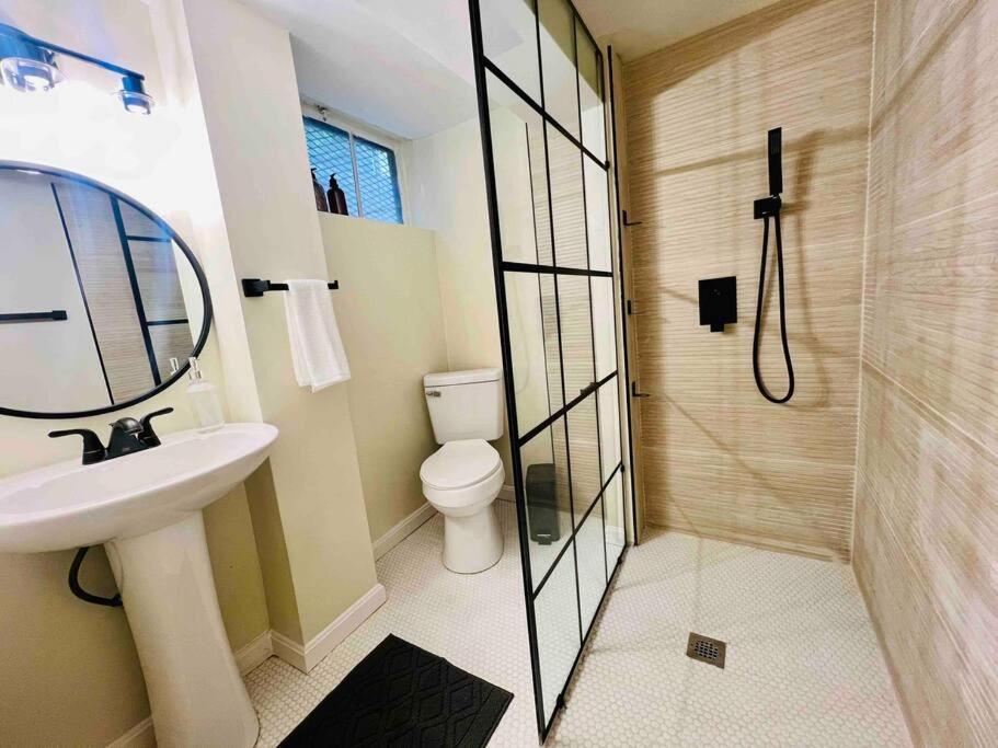 Lux 4 Bed Home w/ Parking Walk to Bethesda Metro!, photo 23