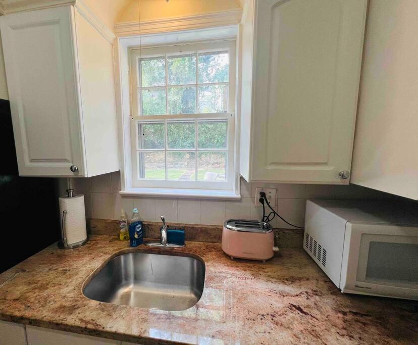 Lux 4 Bed Home w/ Parking Walk to Bethesda Metro!