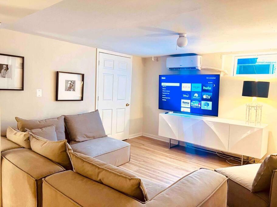 Lux 4 Bed Home w/ Parking Walk to Bethesda Metro!, photo 36