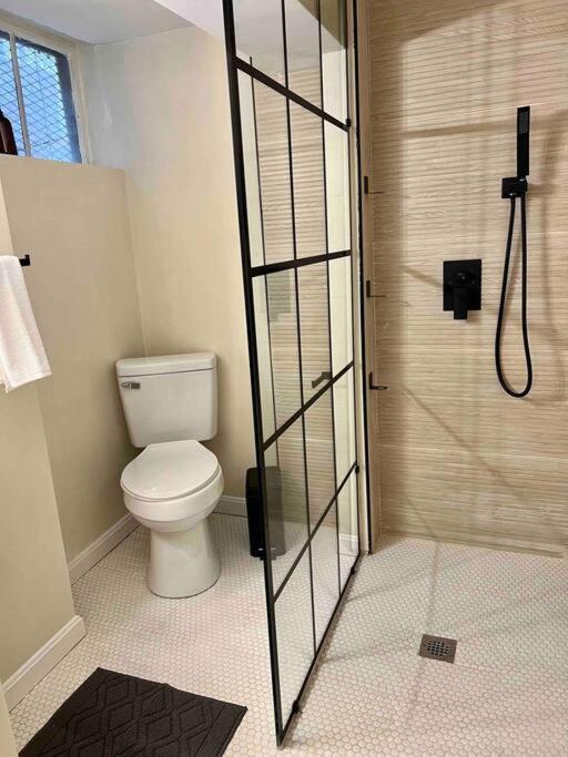 Lux 4 Bed Home w/ Parking Walk to Bethesda Metro!