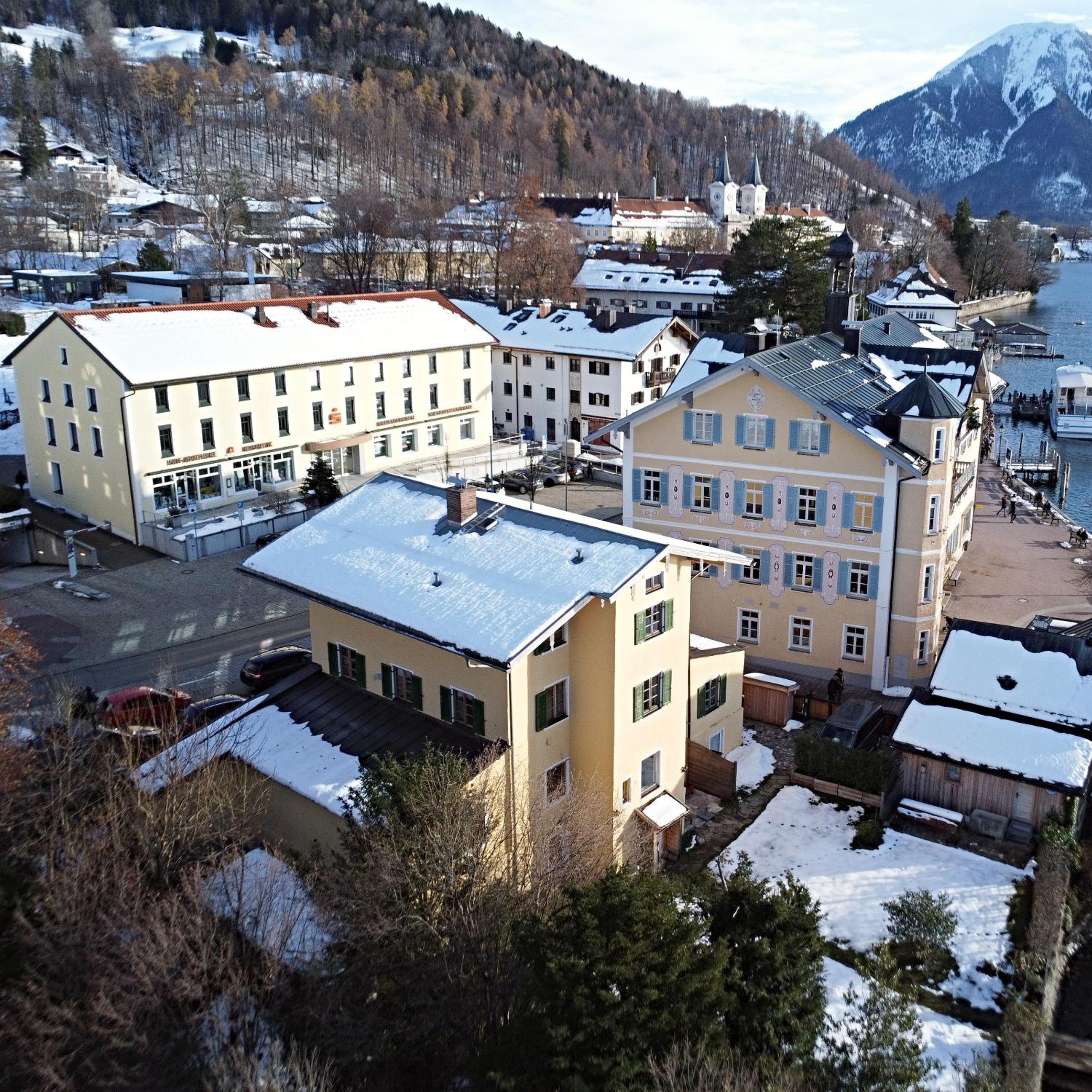 Villa Tegernsee - Exclusive Lakefront Villa with private Zirben Sauna, 4 Rooms for Family & Friends
