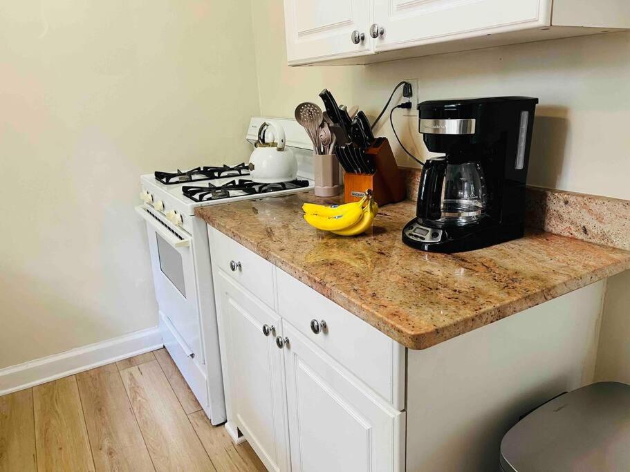 Lux 4 Bed Home w/ Parking Walk to Bethesda Metro!, photo 37