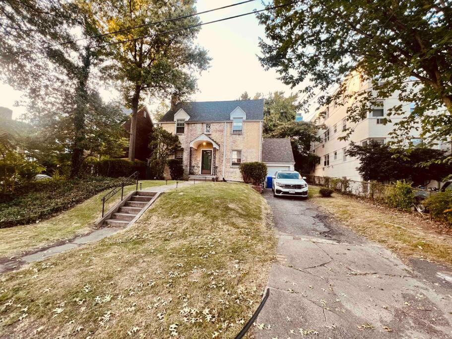 Lux 4 Bed Home w/ Parking Walk to Bethesda Metro!, photo 32