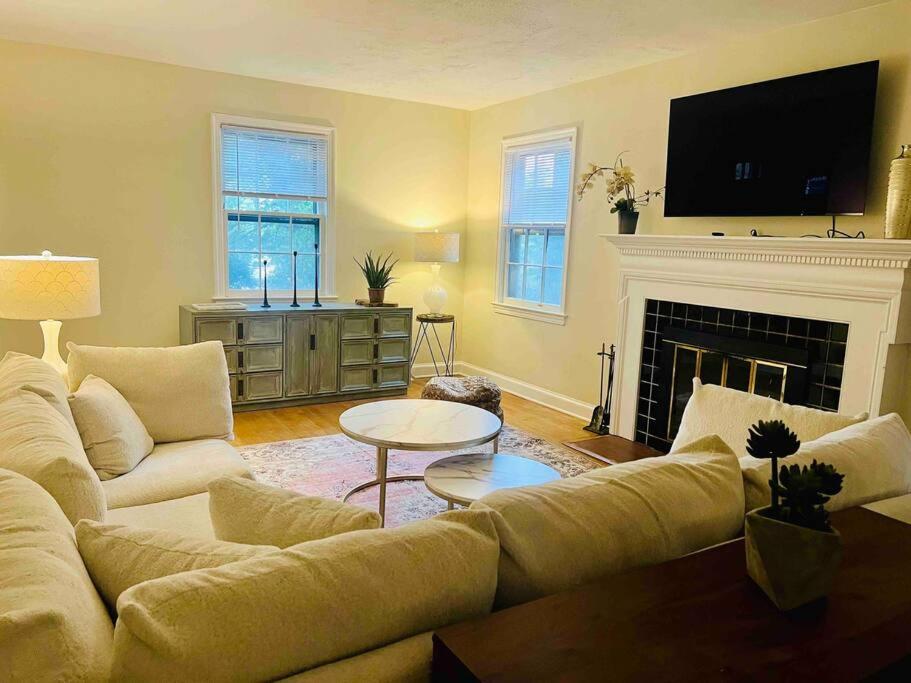 Lux 4 Bed Home w/ Parking Walk to Bethesda Metro!, photo 9