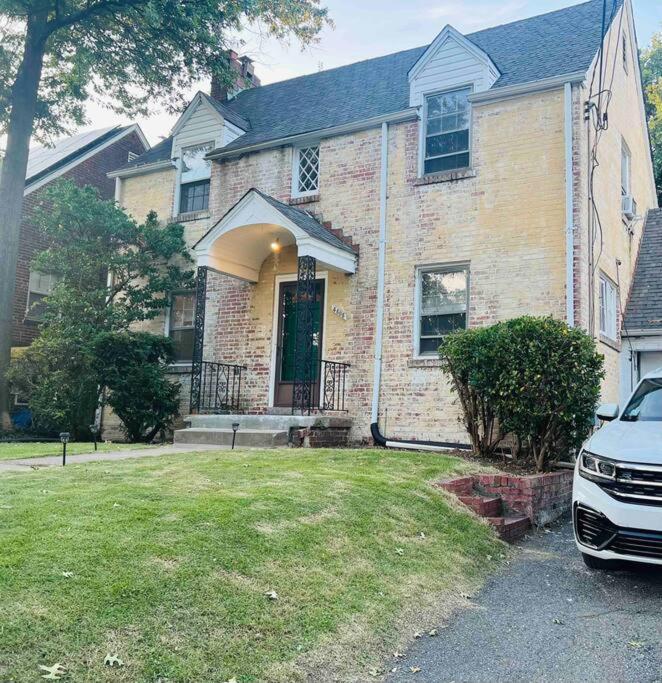 Lux 4 Bed Home w/ Parking Walk to Bethesda Metro!, photo 39