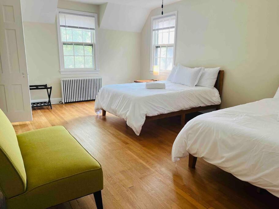 Lux 4 Bed Home w/ Parking Walk to Bethesda Metro!, photo 27
