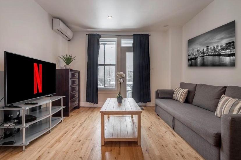 5-STAR Prime Location - Bright Condo