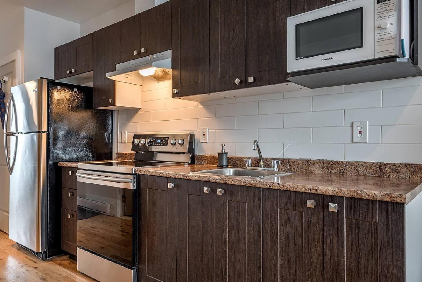 5-STAR Prime Location - Bright Condo