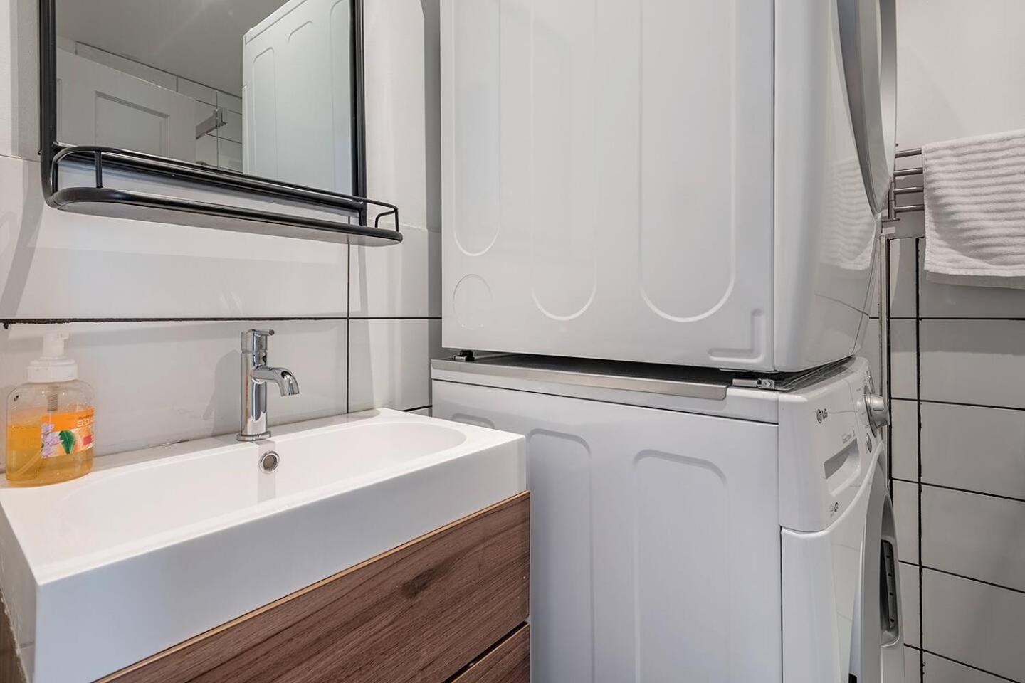 5-STAR Prime Location - Bright Condo