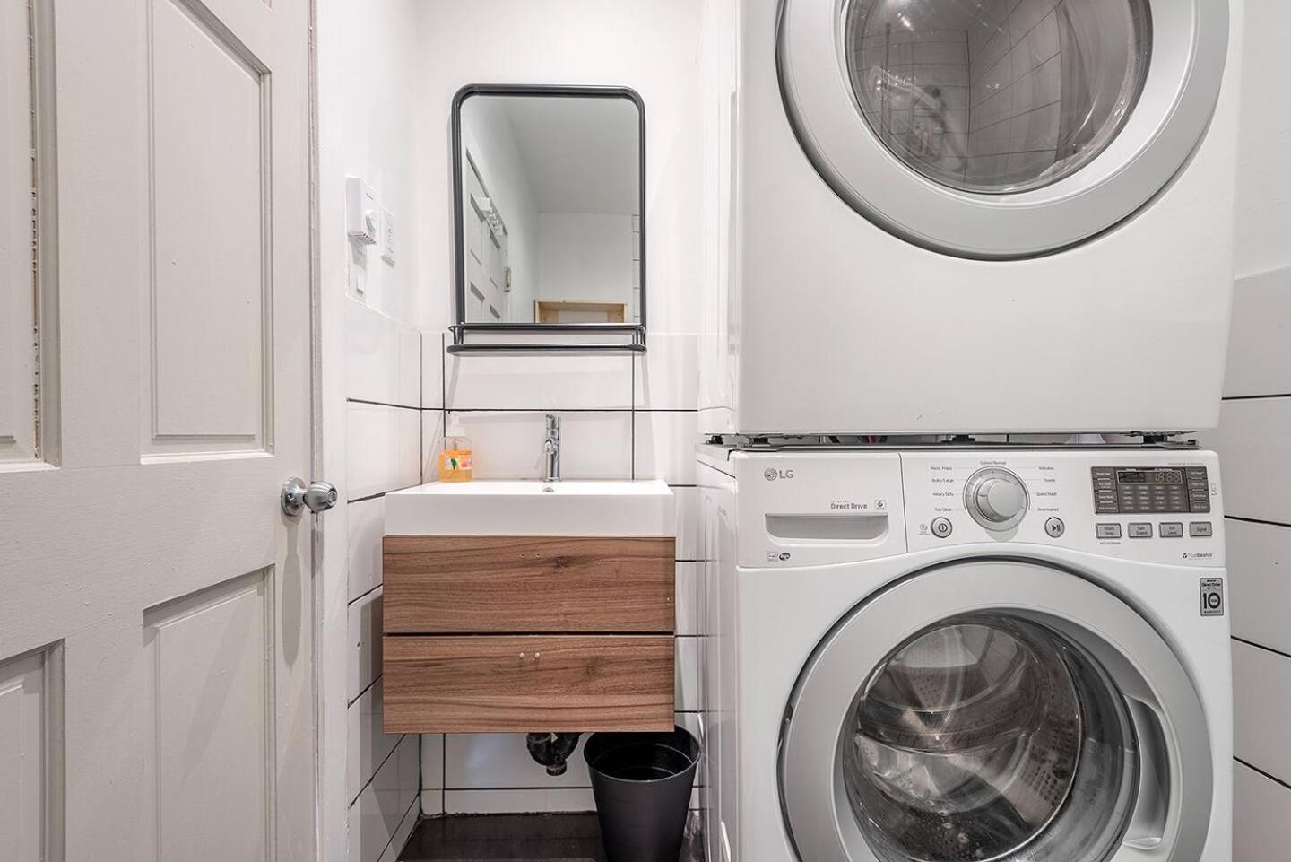 5-STAR Prime Location - Bright Condo