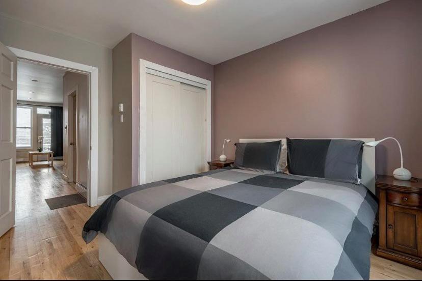 5-STAR Prime Location - Bright Condo